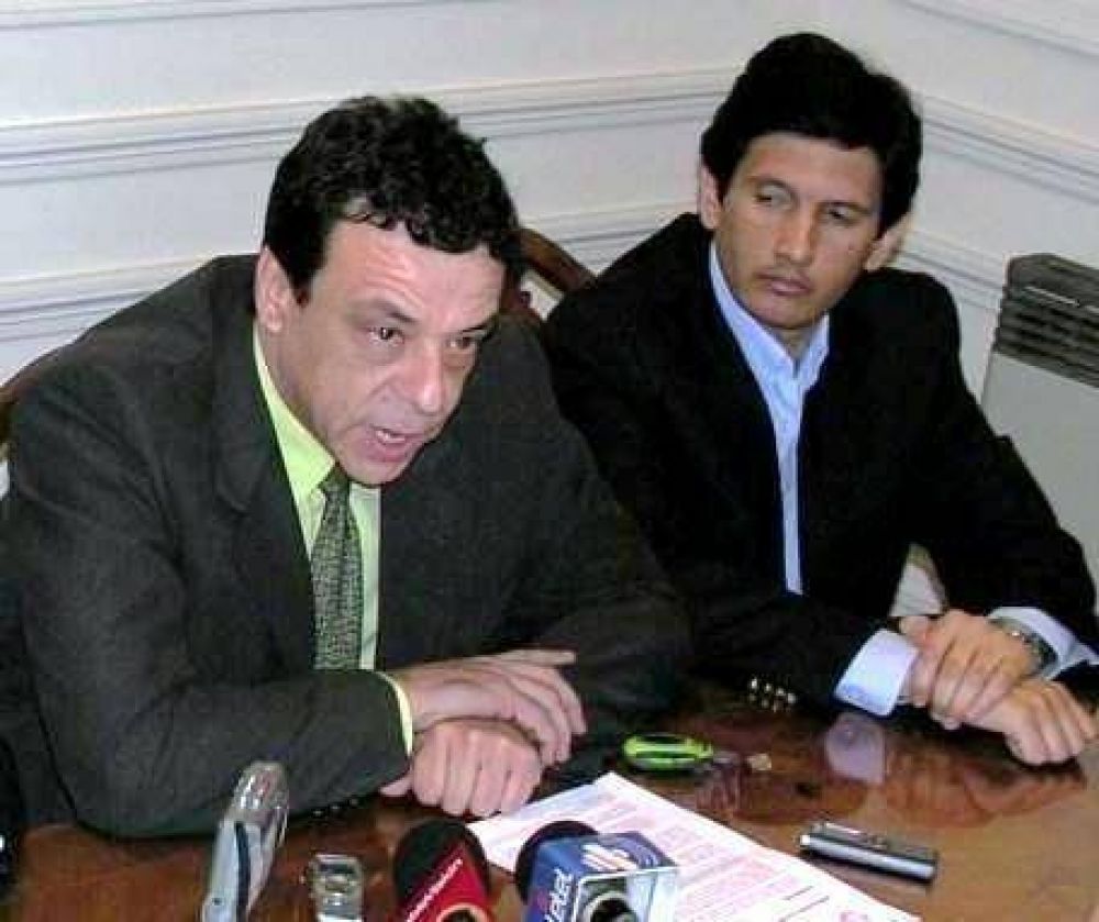 Le urge aumentar las tarifas en un 100%. No asisti� el PJ. Caffaro se reuni� con ediles por situacion cr�tica en Aguas de Z�rate
