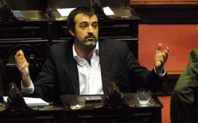 Renunci� a su banca