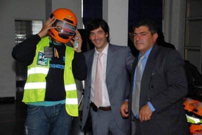 Presidente Per�n - ENTREGARON CASCOS Y CHALECOS DE SEGURIDAD VIAL 