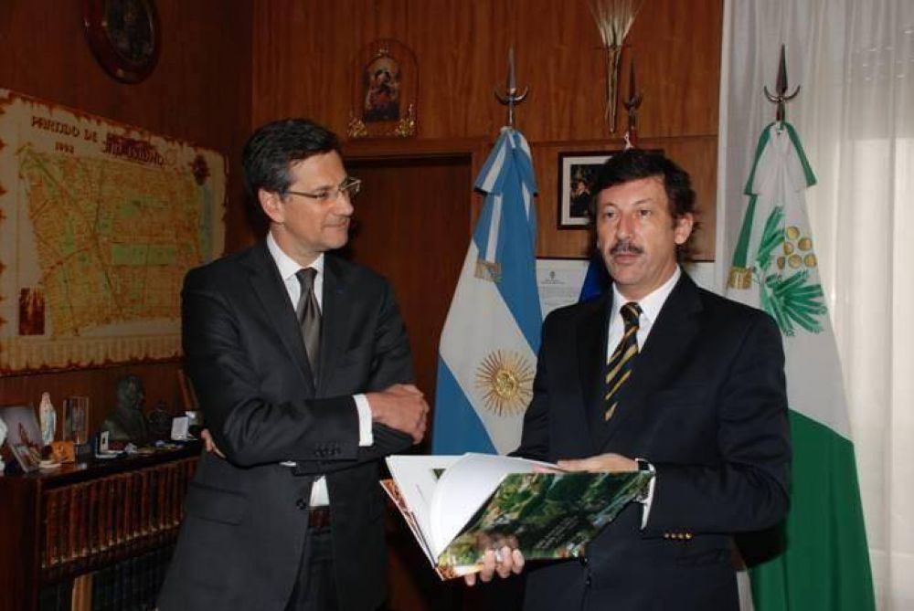 El Embajador de Francia visit� al intendente Posse