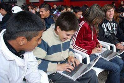 Alicia Kirchner entreg� netbooks a estudiantes de escuelas p�blicas de Lan�s