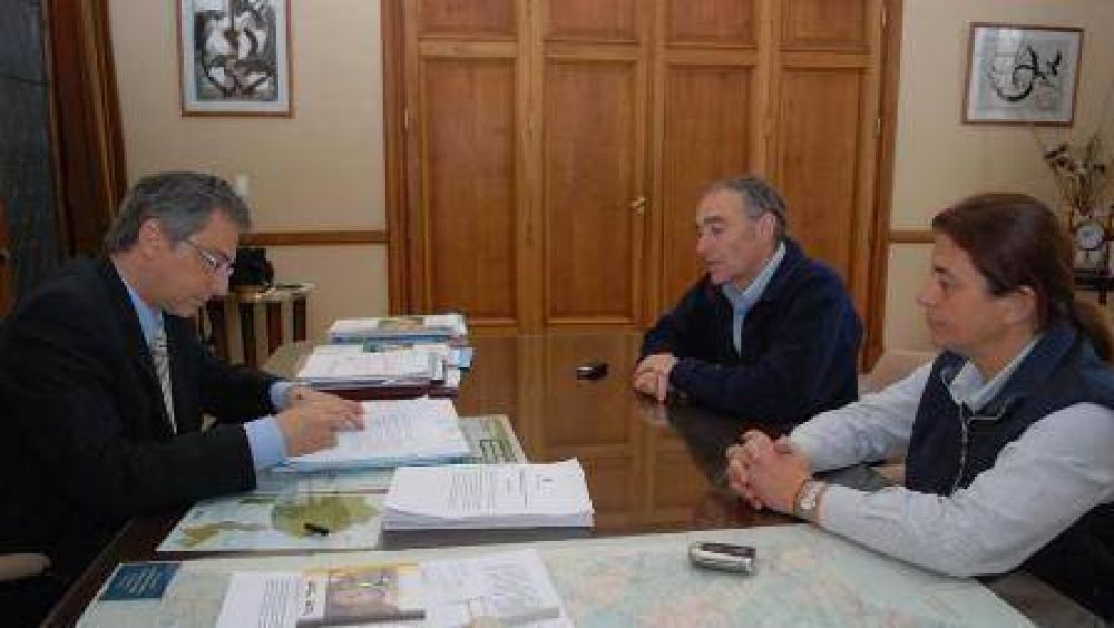 Eseverri y el Presidente de la Rural firmaron convenio por los caminos