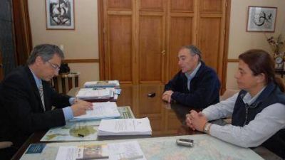 Eseverri y el Presidente de la Rural firmaron convenio por los caminos