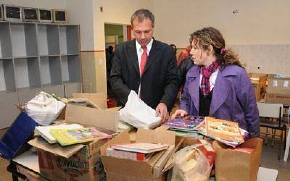 Buzzi visit� la escuela donde se acopian las donaciones para la biblioteca de Palazzo