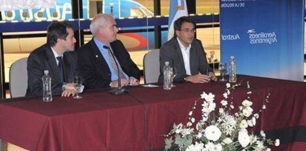 El ministro Posadas present� un nuevo avi�n de Aerolineas Argentinas
