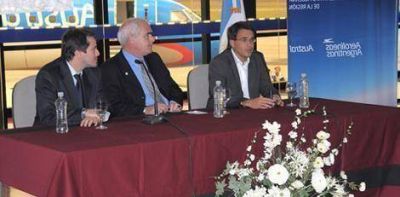 El ministro Posadas present� un nuevo avi�n de Aerolineas Argentinas