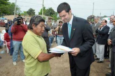 El Gobernador entreg� viviendas a familias originarias de Tartagal