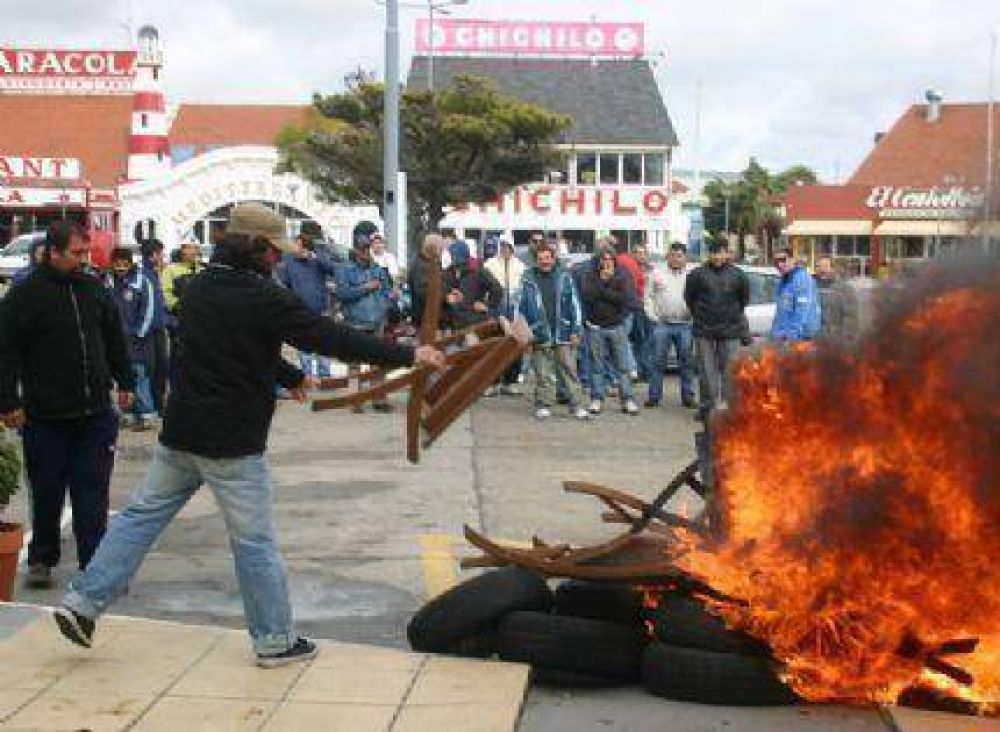 D�a de furia de pescadores ante local de la empresa �Chichilo�: le queman mesas, sillas, sombrillas y plantas