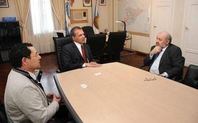 Buzzi recibi� a autoridades del Registro Civil de Chile