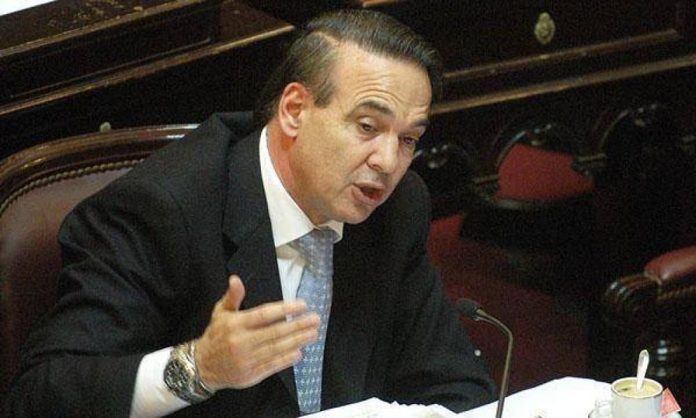 "Cobos intenta volver a instalar el servicio militar obligatorio"