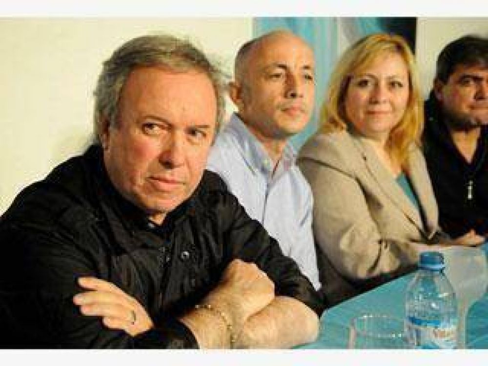 Peralta neg� que el 8 lance su candidatura para 2011