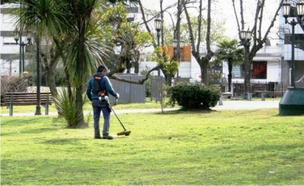 Servicios P�blicos y Cooperativistas  Municipio realiz� trabajos de acondicionamiento en la Plaza Dr. Eduardo Costa