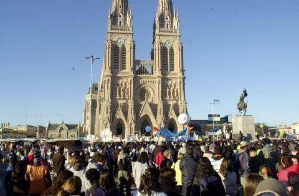BAJO EL LEMA �MADRE, QUEREMOS SER UNA PATRIA PARA TODOS� M�s de un mill�n de personas participaron de la peregrinaci�n