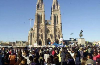 BAJO EL LEMA �MADRE, QUEREMOS SER UNA PATRIA PARA TODOS� M�s de un mill�n de personas participaron de la peregrinaci�n
