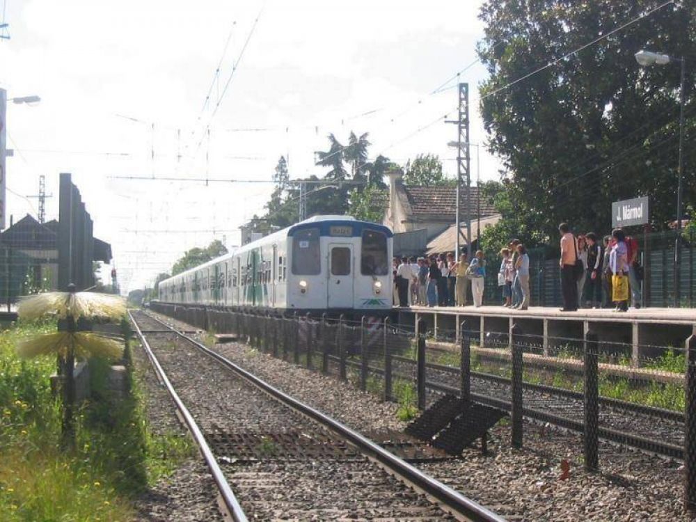 DESPUES DE 15 A�OS ESTACIONO TREN DE CARGAS EN MARMOL 