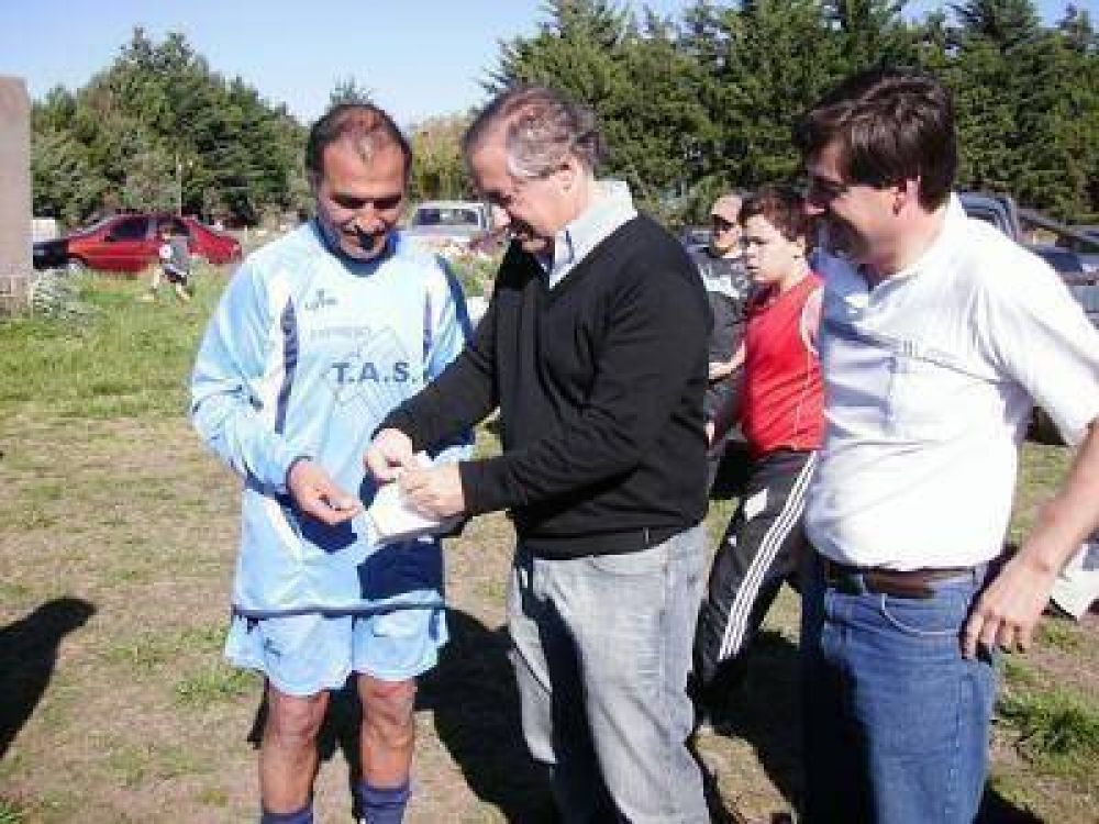 El senador Fern�ndez entreg� un subsidio para la Liga de F�tbol de Veteranos