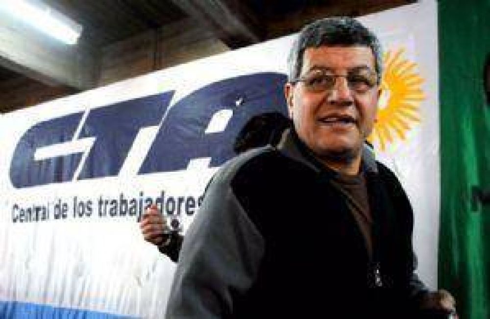 V�ctor De Genaro: �El Gobierno nos da�a porque no puede conducirnos�