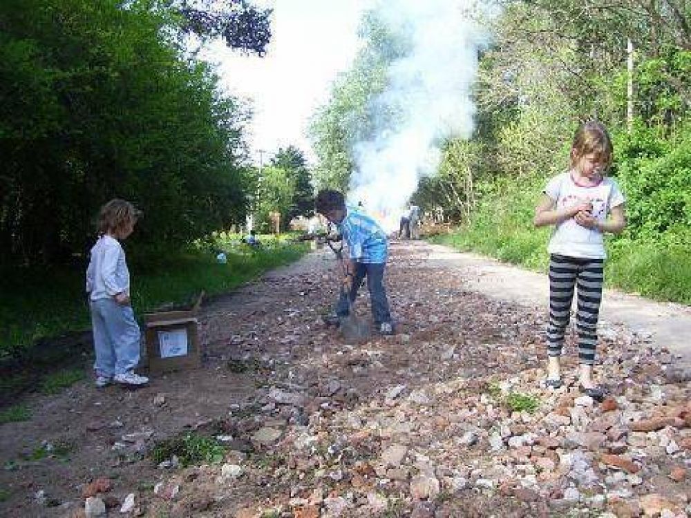 PRIMERA JORNADA DE TRABAJO VECINAL Los vecinos del barrio Valle Verde salieron a las calles para arreglarlas