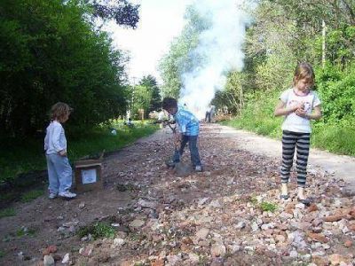 PRIMERA JORNADA DE TRABAJO VECINAL Los vecinos del barrio Valle Verde salieron a las calles para arreglarlas