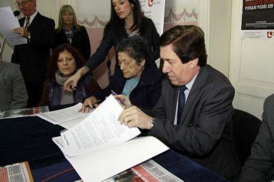 D�AZ P�REZ Y DOROTIER DE COBACHO FIRMARON UN CONVENIO DE FORTALECIMIENTO INSTITUCIONAL 