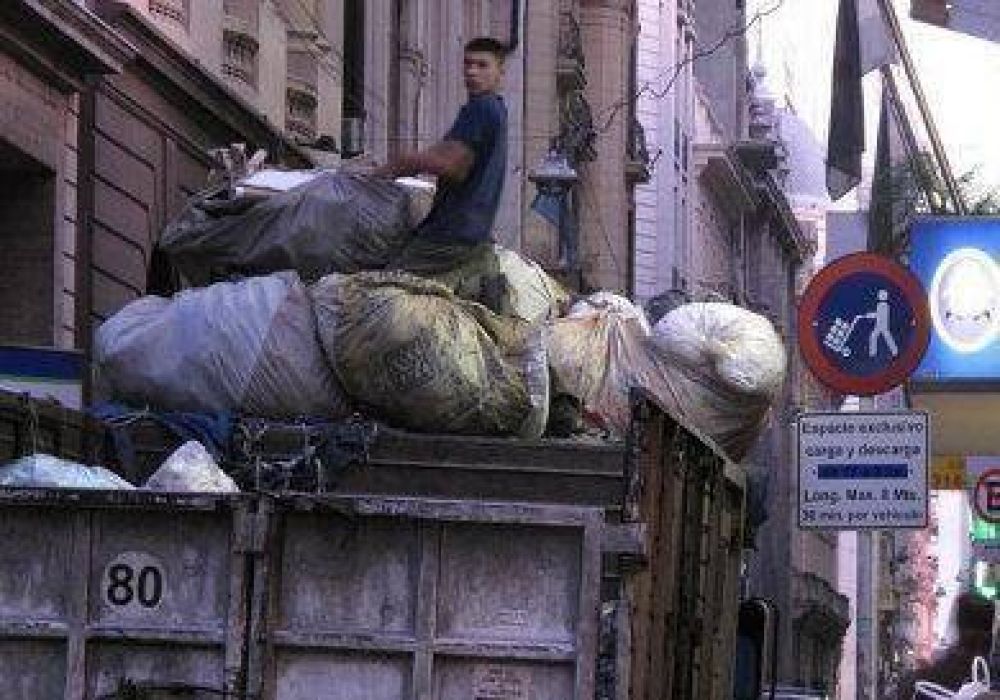Cartoneros toman oficina del gobierno porte�o