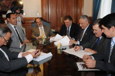 Intensifican la pavimentaci�n de calles de la Capital con fondos de la soja