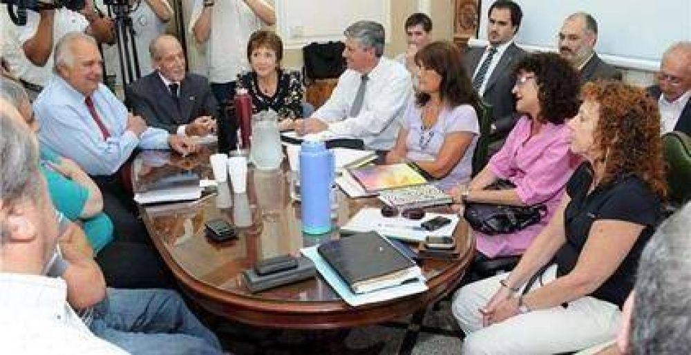 Los docentes insistir�n con el salario