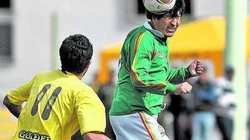 Evo recibe y reparte patadas en un partido de f�tbol