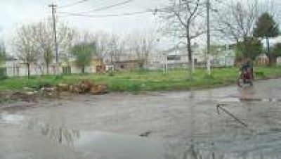 Vecinos de La Florida Reclaman por aguas servidas que surgen de una red cloacal
