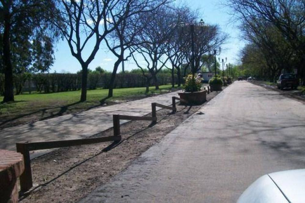 Casi est� culminada la pavimentaci�n de la entrada al Club Sportivo