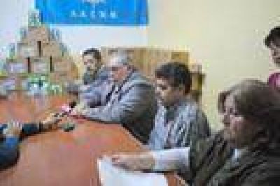 Entregan l�mparas de bajo consumo a cooperativistas