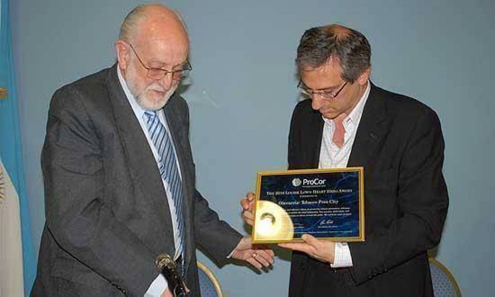 Olavarr�a recibi� el premio �H�roes del coraz�n 2010�