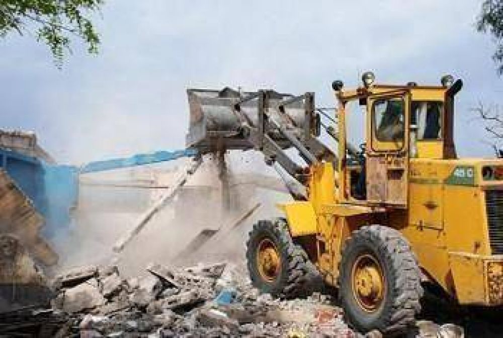La Municipalidad comenz� la demolici�n de 36 viviendas linderas al arroyo Napost�