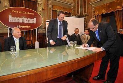 Convenio con el gobierno bonaerense para la compra de patrulleros