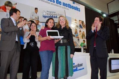 ANSES ENTREG� 2.000 NETBOOKS EN LANUS