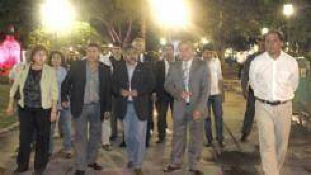 Infante habilit� las mejoras lum�nicas de la plaza Libertad