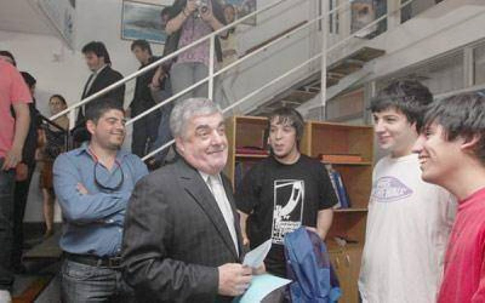 Cobos tambi�n se solidariz� con Mario Das Neves