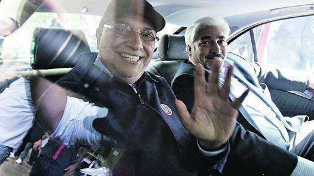 Lugo recibi� el alta y retoma sus funciones en Paraguay