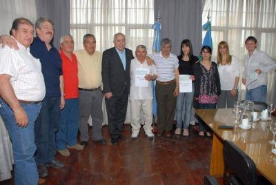 Presidente Per�n - REGUEIRO ENTREG� SUBSIDIOS A INSTITUCIONES INTERMEDIAS