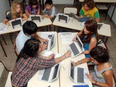 Ferraresi y el director de ANSES entregan 300 netbooks a alumnos de Avellaneda