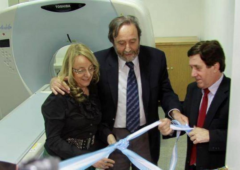 ALICIA KIRCHNER INAUGURO TOMOGRAFO EN HOSPITAL DE LANUS
