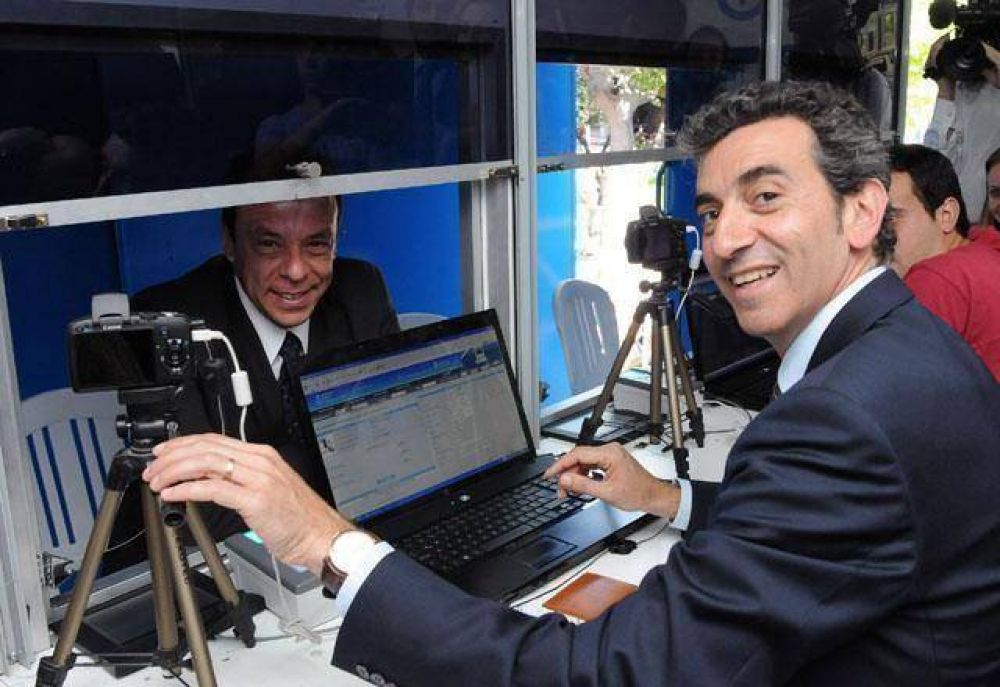 Randazzo entreg� cascos y DNIs:Salcedo no apareci�