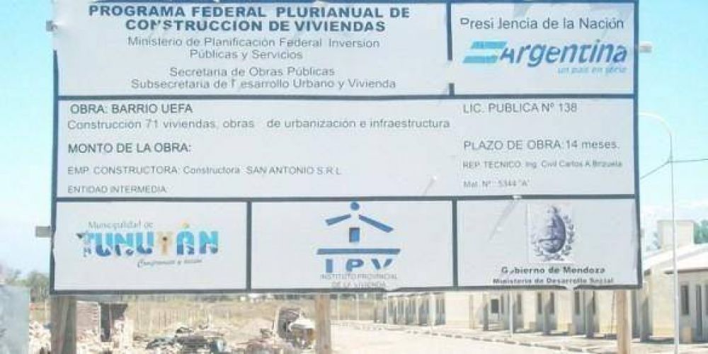 Acusan a Obras Sanitarias de demorar dos a�os la entrega de un barrio en Tunuy�n