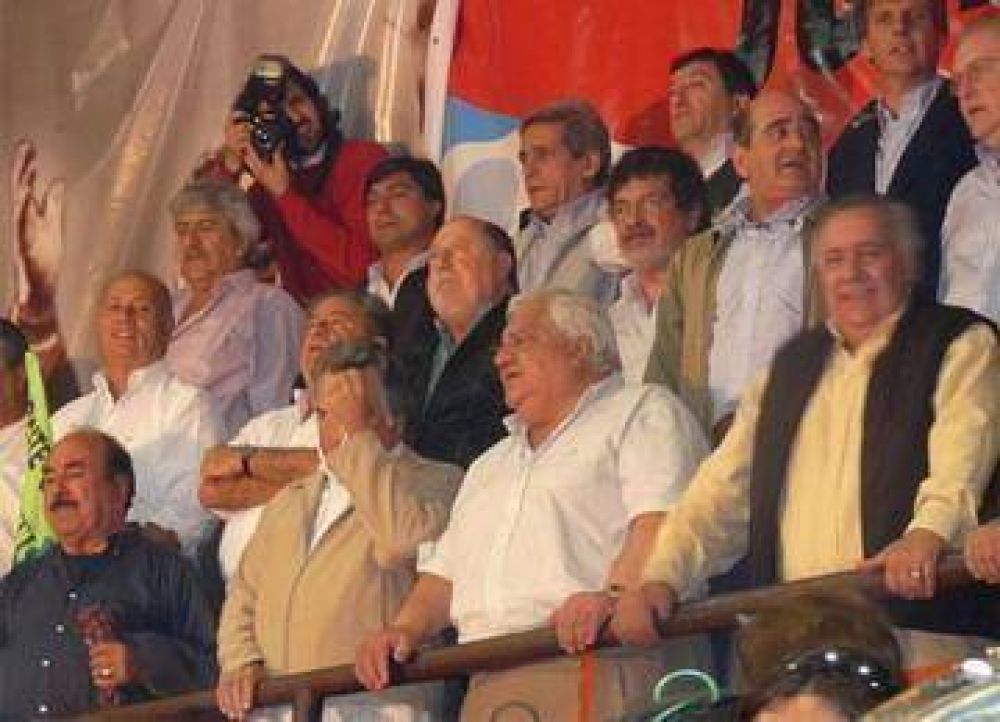 Critican a Kirchner por rescate de federales 