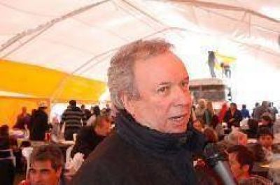 Multitudinario acto en R�o Gallegos en apoyo a Peralta