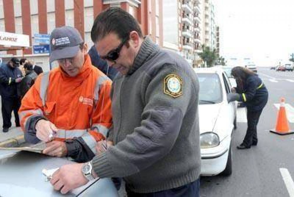 Quince conductores sancionados por pasar el sem�foro en rojo
