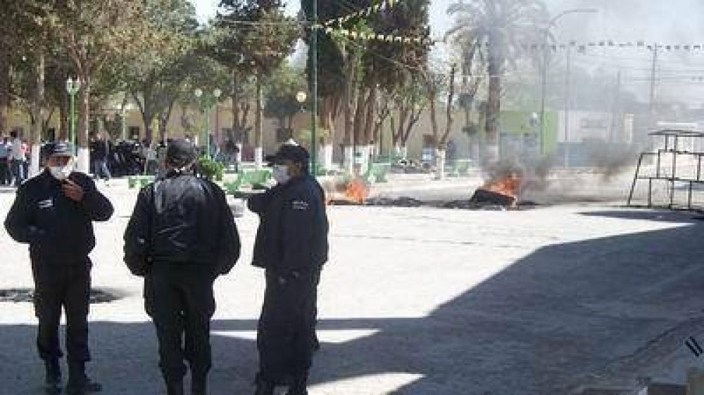 Desmanes, da�os y violencia en el retorno de Hern�ndez al cargo