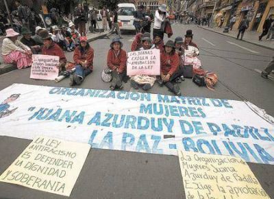 Contra el racismo y tambi�n los medios privados