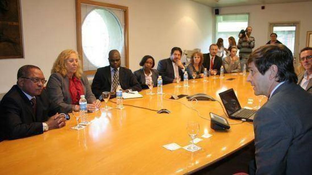 La intendente recibi� al embajador de Angola en Argentina Manuel Da Costa Aragao