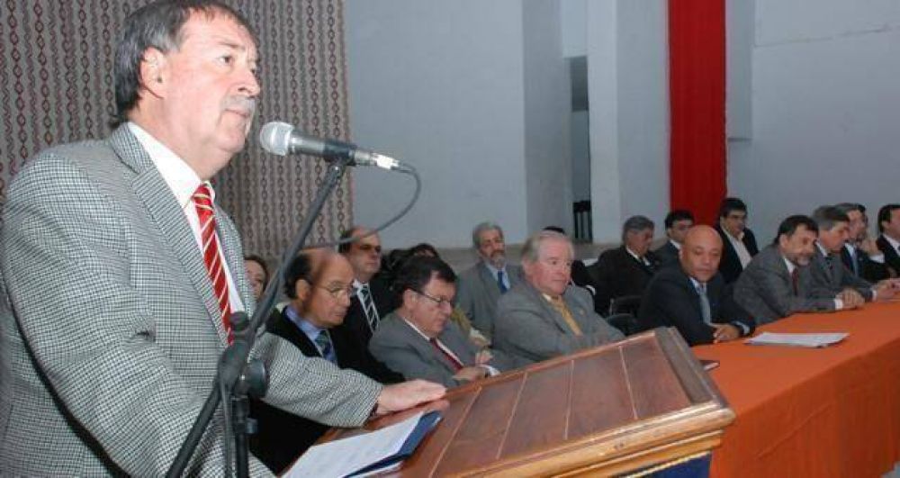 Schiaretti tild� de "pro fascistas" a los adultos que avalan tomas 